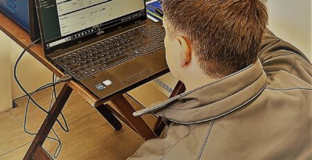 Ein ILM-Mitarbeiter sitzt vor einem Laptop.