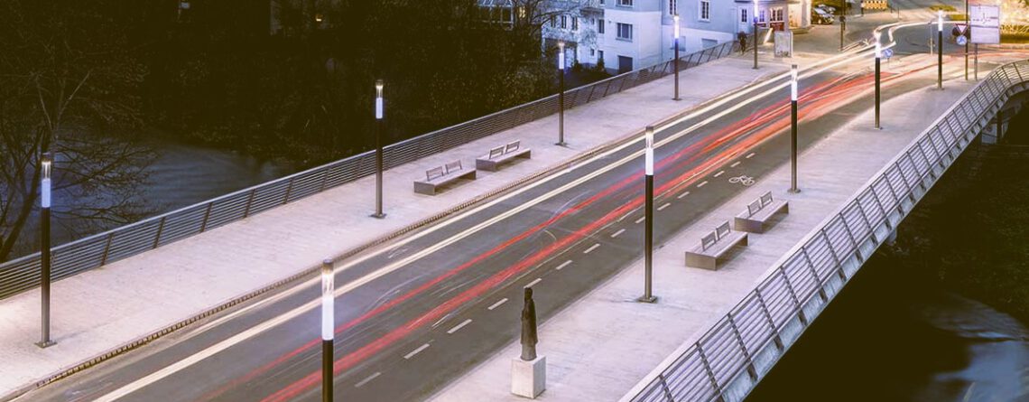 Eine Brücke mit moderner Straßenbeleuchtung.