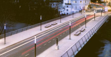 Eine Brücke mit moderner Straßenbeleuchtung.