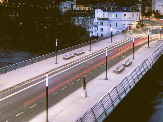 Eine Brücke mit moderner Straßenbeleuchtung.